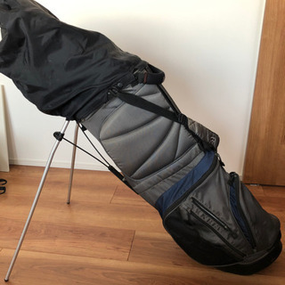 NIKEGOLFゴルフバッグとゴルフクラブの画像