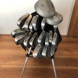 NIKEGOLFゴルフバッグとゴルフクラブの画像