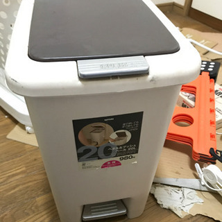 洗剤置き場の棚　脚立　ゴミ箱　ほうき　炊飯器　などの画像