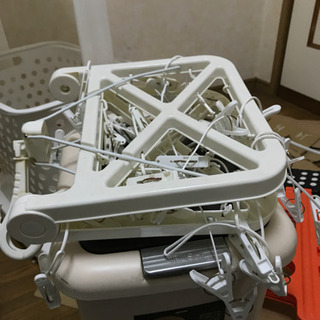 洗剤置き場の棚　脚立　ゴミ箱　ほうき　炊飯器　などの画像