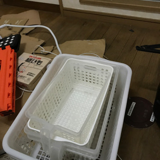 洗剤置き場の棚　脚立　ゴミ箱　ほうき　炊飯器　などの画像