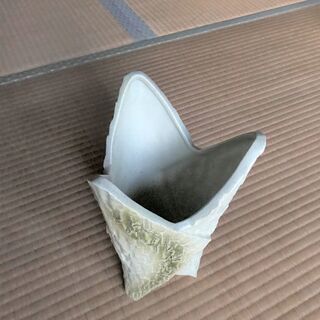 ベージュで逆三角錐・鼎状の生け花花器売ります