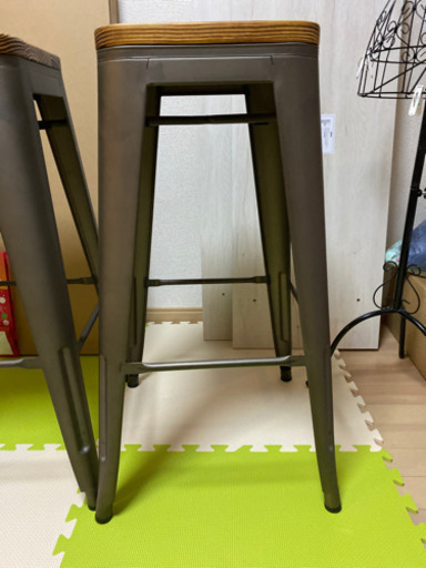 カウンターチェア　カーキ