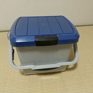 踏み台　米びつ　工具ケース　など　多様な使い方ができるプラスチックボックス　幅33cm×奥行25cm×高さ28cm　取手有の画像