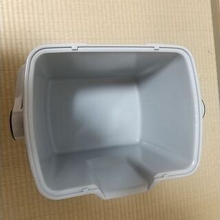 踏み台　米びつ　工具ケース　など　多様な使い方ができるプラスチックボックス　幅33cm×奥行25cm×高さ28cm　取手有の画像