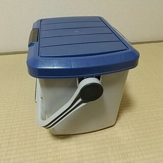 踏み台　米びつ　工具ケース　など　多様な使い方ができるプラスチックボックス　幅33cm×奥行25cm×高さ28cm　取手有の画像