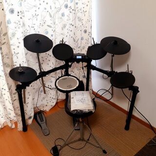 ローランドの電子ドラムセットです