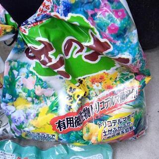 あげます。腐葉土、鉢用の敷石/軽石の画像