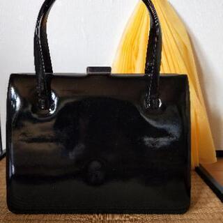 エナメル　黒ハンドバッグ