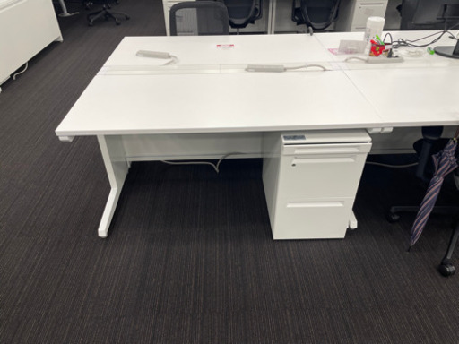 ⭐️4/24最終引渡⭐️お取置き可能です⭐️大量100セット！！⭐️オカムラ製 デスク&袖机セット