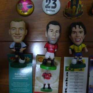 サッカー選手フィギュア7体＋ピンバッジ3個＋缶バッジ2個セット　アンリ、ラウール、ギグスなどの画像