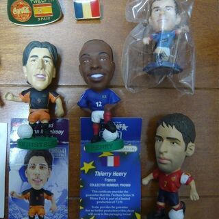 サッカー選手フィギュア7体＋ピンバッジ3個＋缶バッジ2個セット　アンリ、ラウール、ギグスなどの画像