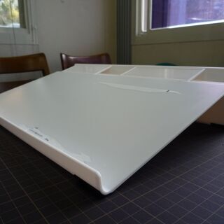 ノートパソコンを載せる台です。の画像