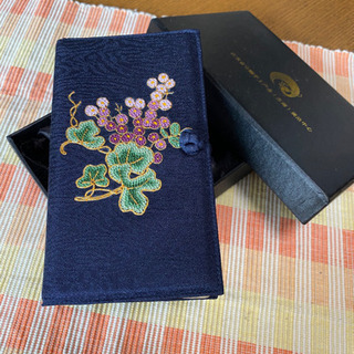 【値下げ！】刺繍が綺麗　中国伝統工芸品　絹の名刺入れです。箱入り