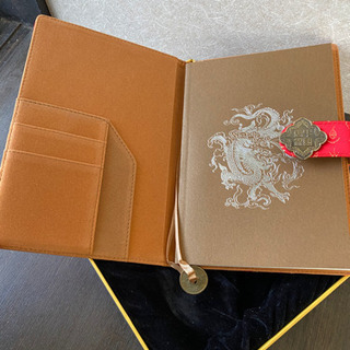 【新品】【値下げ！】中国伝統工芸品　他にはない革の手帳　おまけ付き★の画像