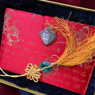 【新品】【値下げ！】中国伝統工芸品　他にはない革の手帳　おまけ付き★の画像