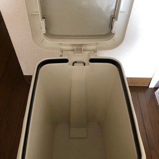 /// 受け渡し予定者決定/// ペダル式　ゴミ箱の画像