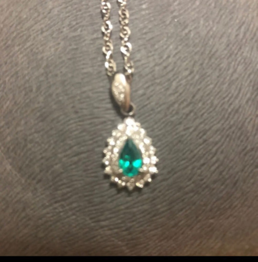お値下げしています！大きな天然エメラルドネックレス　ダイヤ37個ついています。