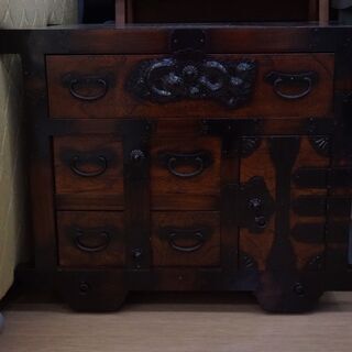 飾りがしっかりとした時代箪笥✨車箪笥✨鍵機能あり✨幅76×奥行4...