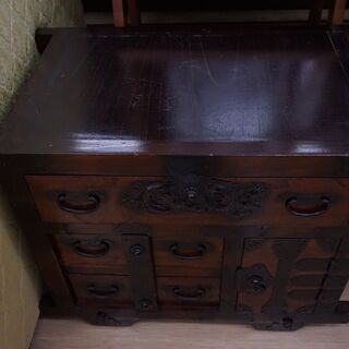 飾りがしっかりとした時代箪笥✨車箪笥✨鍵機能あり✨幅76×奥行46×高さ61cm✨中古品の画像