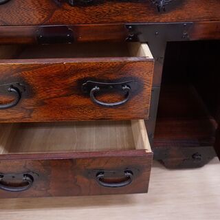 飾りがしっかりとした時代箪笥✨車箪笥✨鍵機能あり✨幅76×奥行46×高さ61cm✨中古品の画像