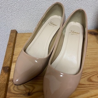 ピンクベージュ　エナメル　パンプス