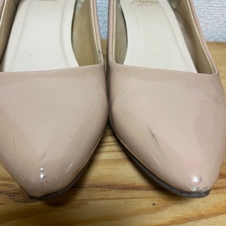 ピンクベージュ　エナメル　パンプスの画像