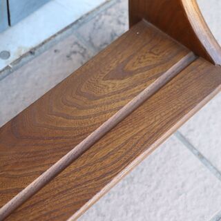 イギリスercol(アーコール)社のエルム無垢材を使用したウォールラックです！丸みを帯びた可愛らしいフォルムの壁掛けシェルフ。お部屋を優しい雰囲気にしてくれる飾り棚です♪(1)の画像