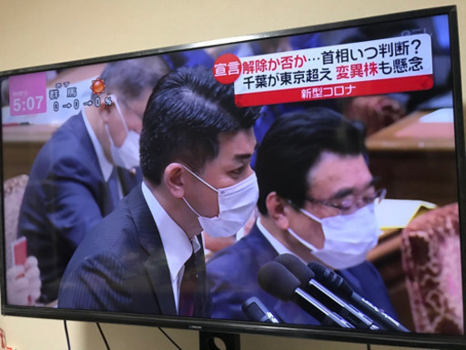 50インチテレビ、スタンド式テレビ台、2.1chサラウンドシステム