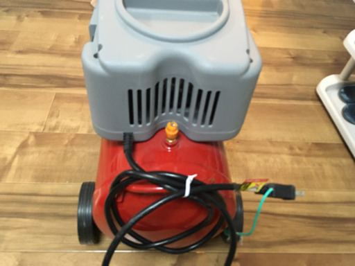 ☆ 100V コンプレッサー　使用1回の美品　☆
