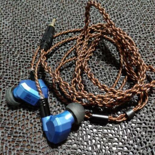 KZ ZS5 2ダイナミック＆2バランスド・アーマチュア4ドライバ　カナル型イヤホン\n\n