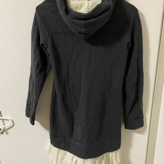 グレー黒のワンピースパーカーの画像