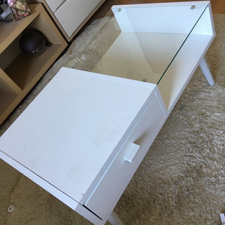 ガラス板付きテーブル
