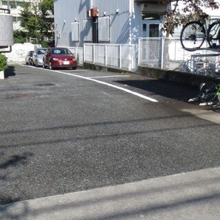 末広がりの8番　住友グループ施工　ハイグレードマンション「コンフリエ八幡町」駐車場です。 − 東京都