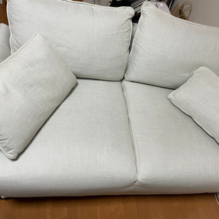 【価格交渉受け付けます】収納付き2人がけソファー クッション2つ付き ホワイトの画像