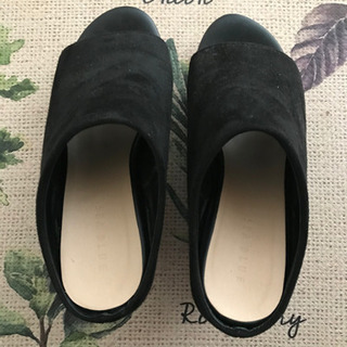 ブラックカラーのサボサンダル　厚底