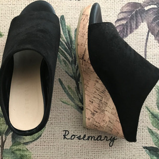 ブラックカラーのサボサンダル　厚底の画像