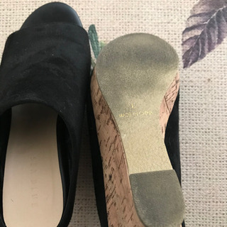 ブラックカラーのサボサンダル　厚底の画像