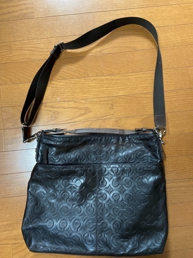 コーチ型押しショルダーバッグ