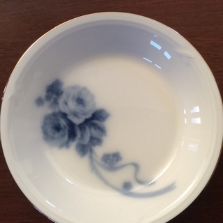 大倉陶園の11センチの小皿です。
