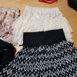 ミニスカート　膝上　4枚の画像