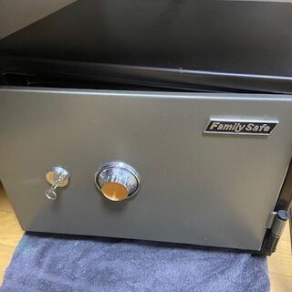 金庫（ちょっと古いダイヤル式 かなり重い）