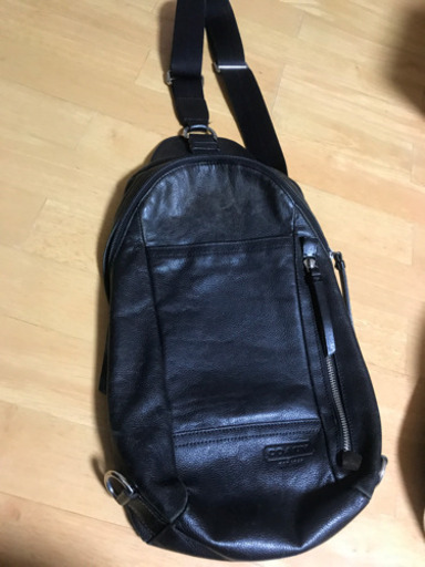 高級なコーチのボディバッグ　黒　2