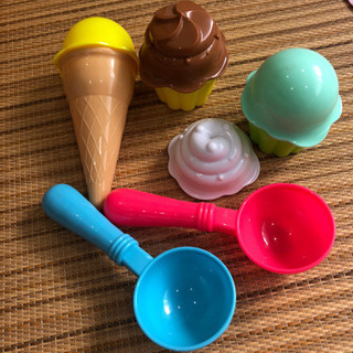 値下げしました。ままごとセット　ジュエルペットのエプロン付きの画像