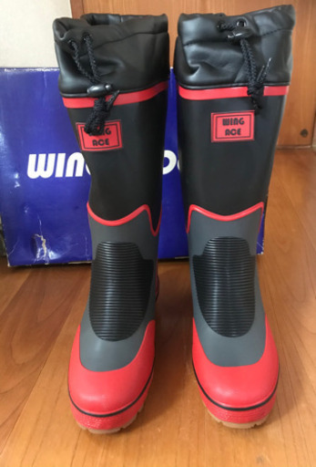 ＷＩＮＧ　ＢＯＯＴS   と書いてあります。お話中