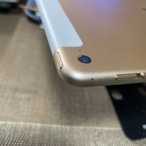 iPadair2 Wifi+Celluar/32GB ゴールド au