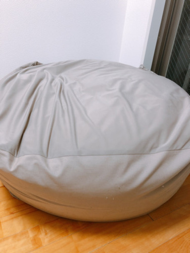 体にフィットするソファ グレーベージュ