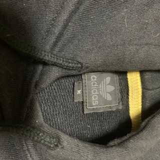 adidasパーカーの画像