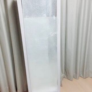 ミラー付き薄型本棚の画像