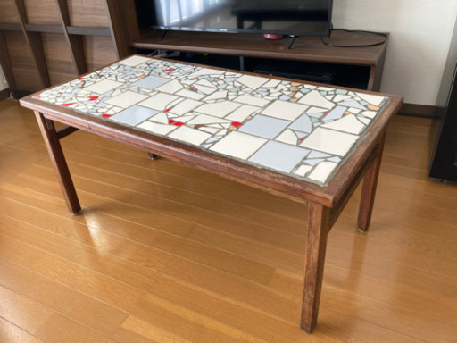 木製テーブル　ローテーブル　カフェ　タイル